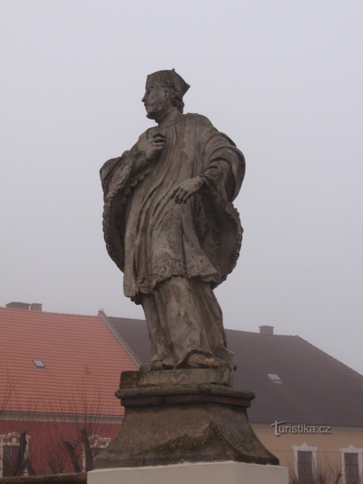 Sochařská výzdoba mostu před radnicí v Brtnici u Jihlavy