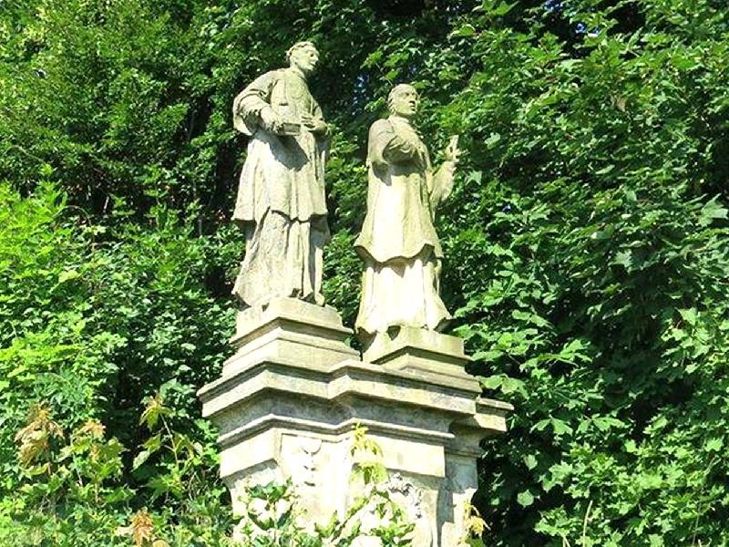 sochy jáhnů sv. Jiřího a sv. Agapita