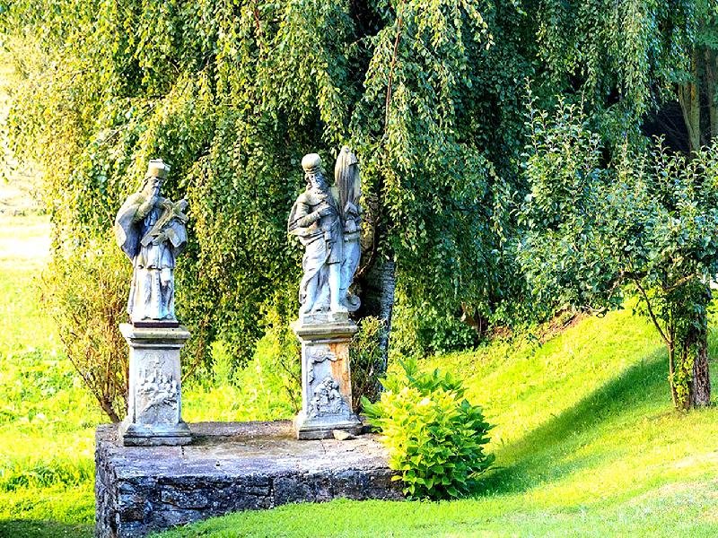 sochy sv. Jana Nepomuckého a sv. Václava