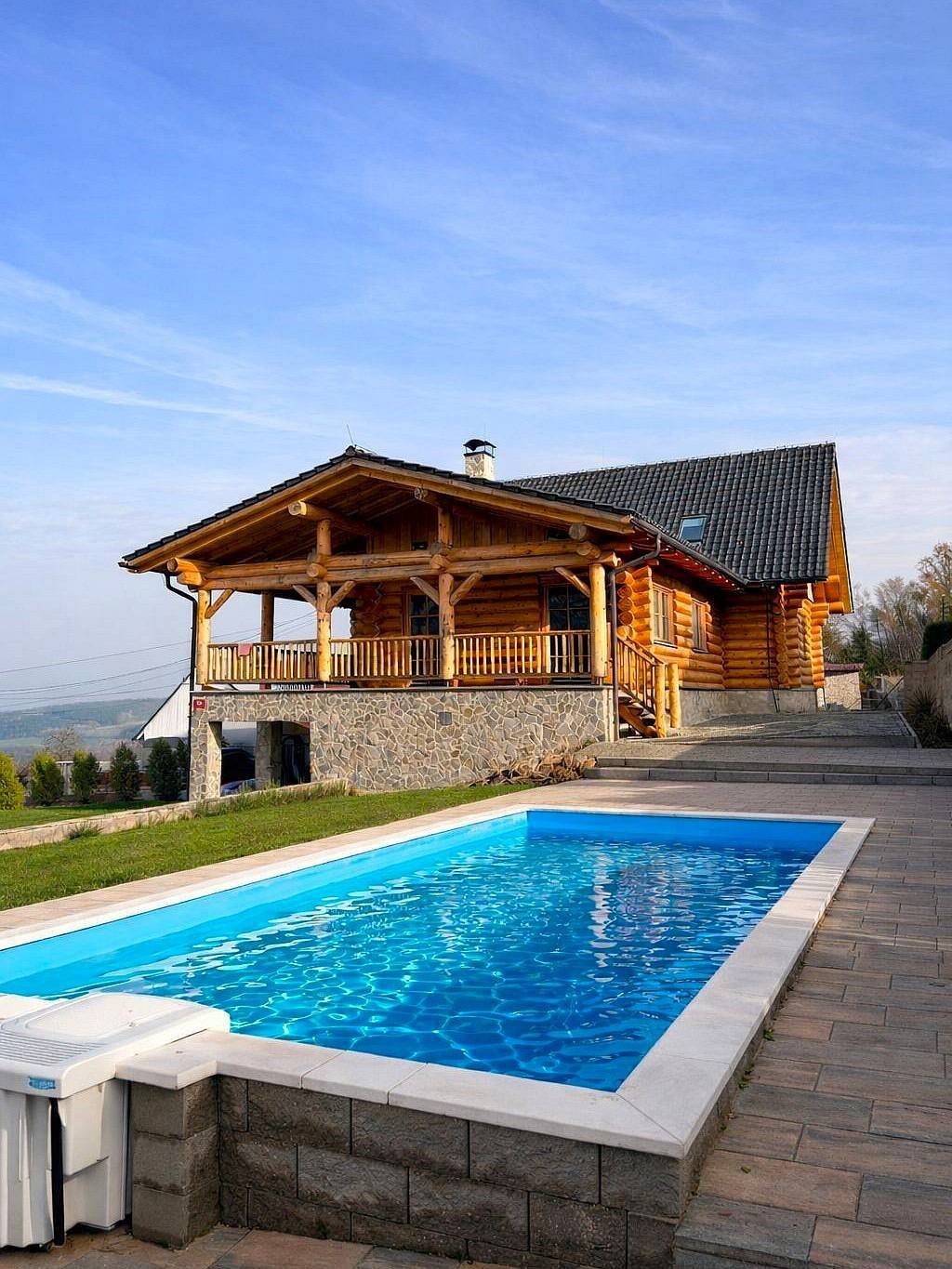 Součástí srubu je venkovní nevyhřívaný bazén