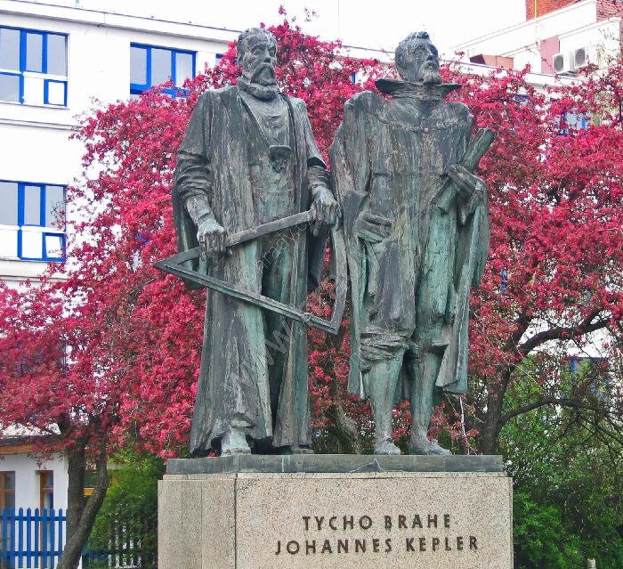 sousoší Tychona Brahe a Johanna Keplera