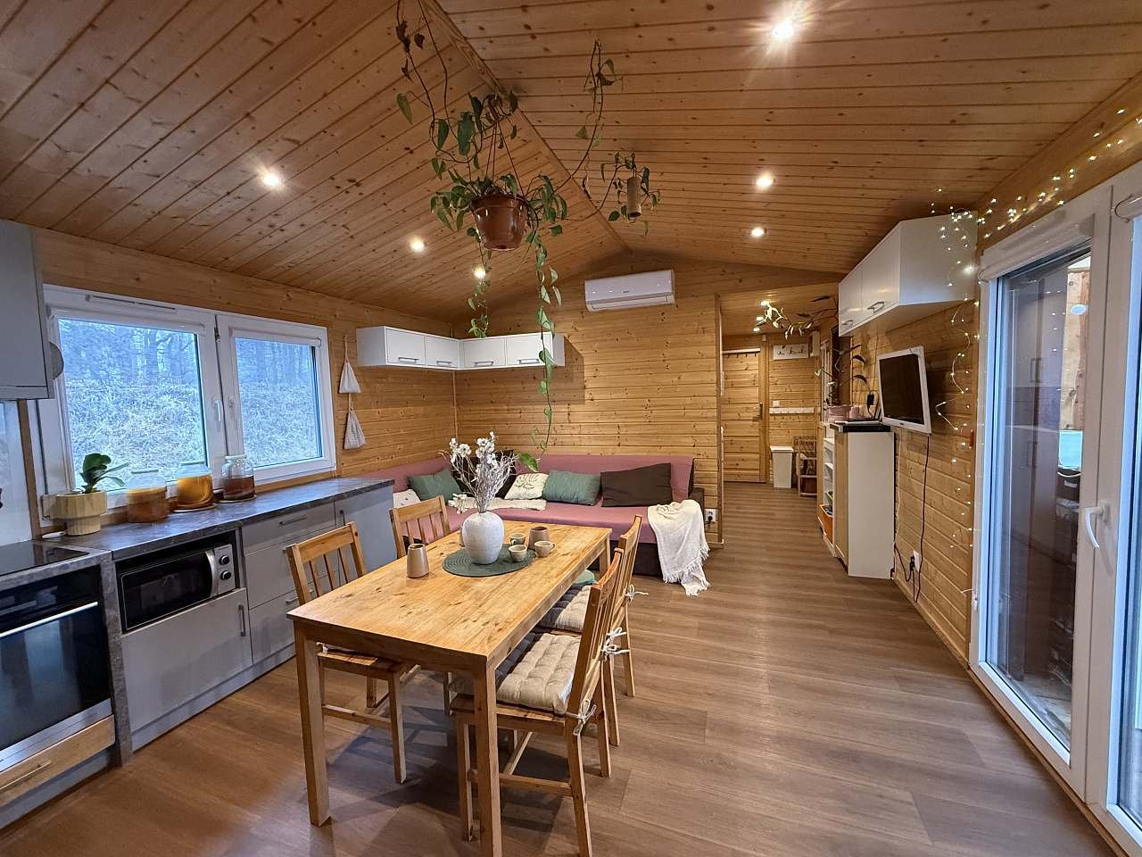 Společenská místnost s kuchyňským koutem