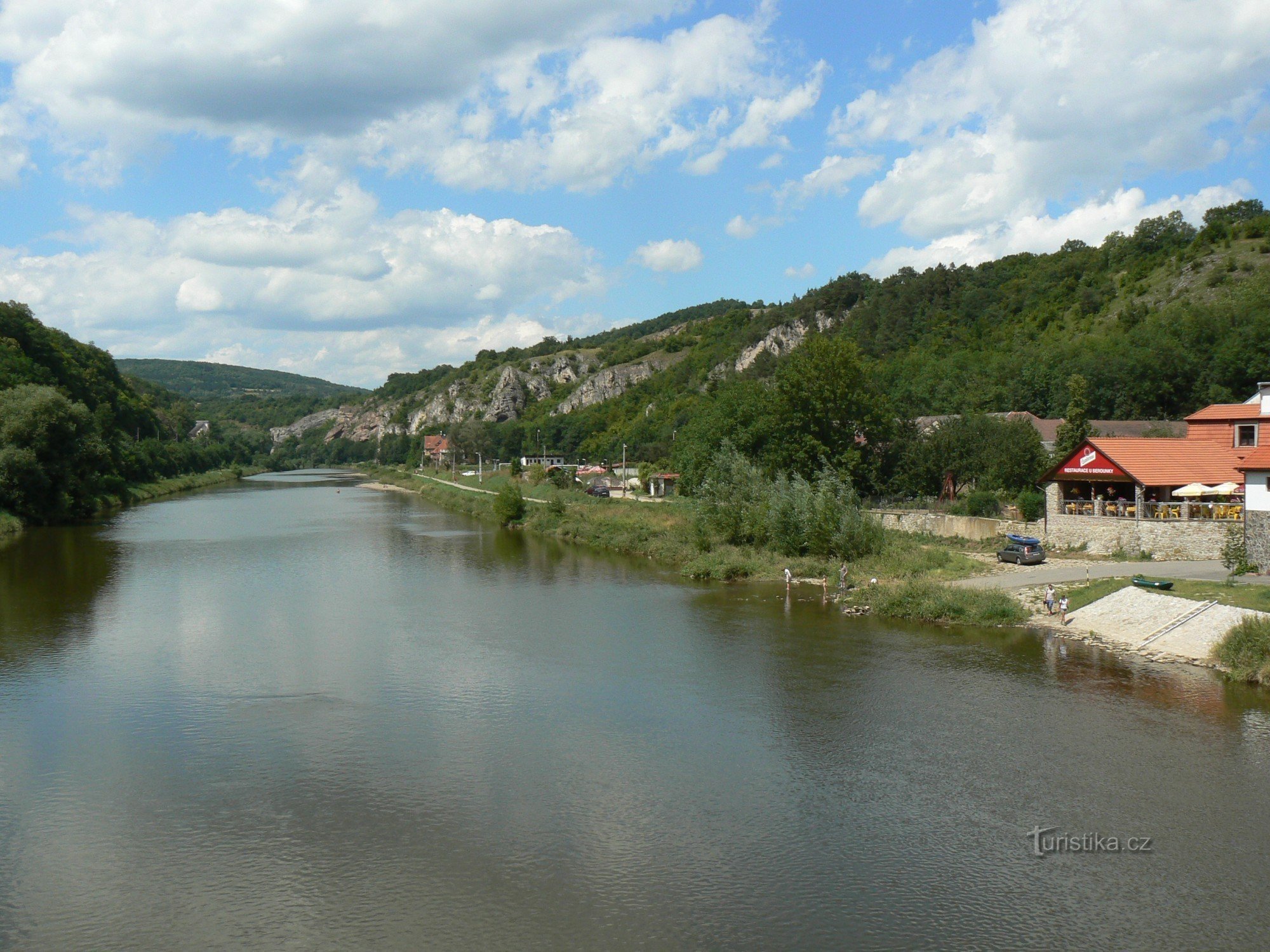 Srbsko - pohled na řeku a restauraci