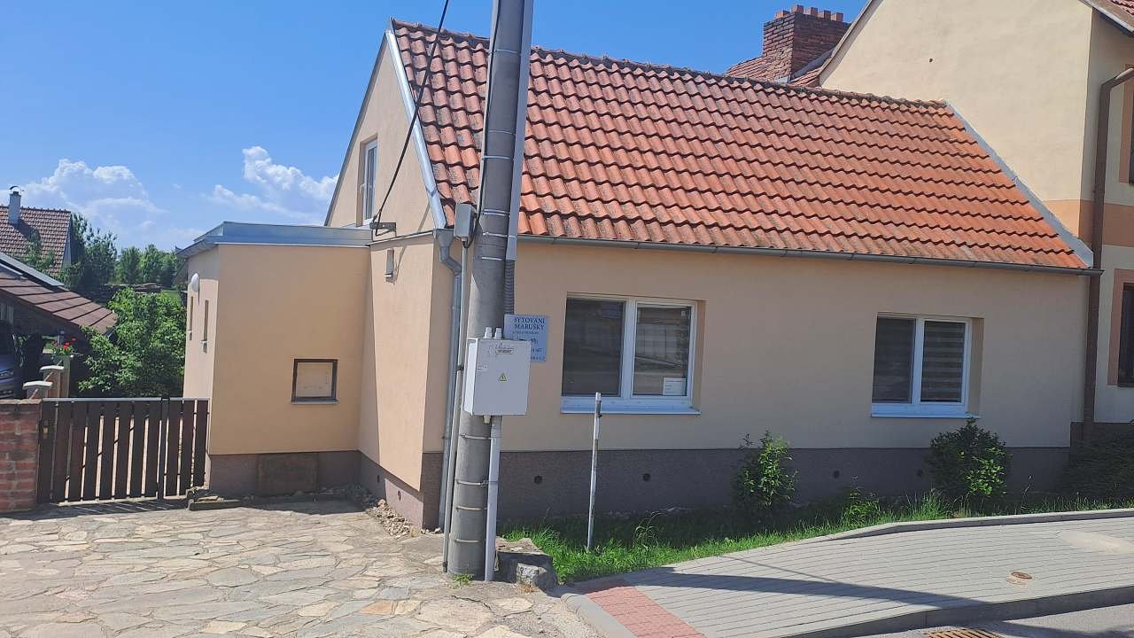 Stání pro auto