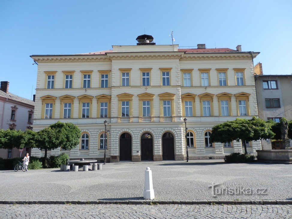 Stará škola na náměstí Míru