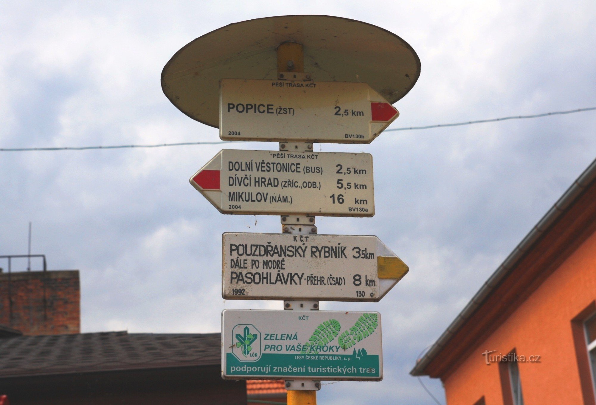 Strachotín - turistický směrovník