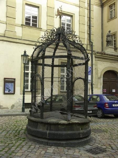 studna na Anenském náměstí