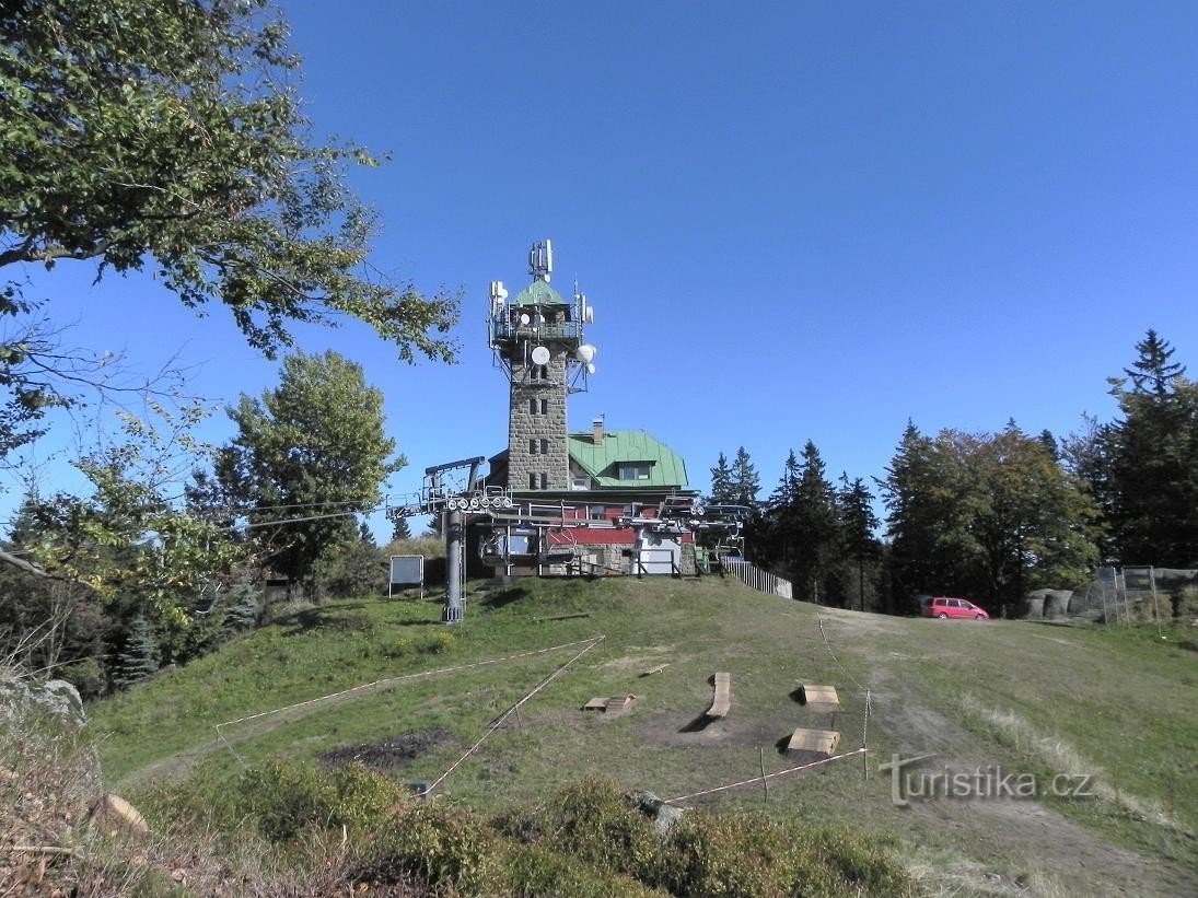 Tanvaldský Špičák, chata s rozhlednou