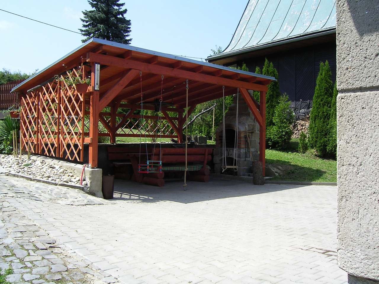 terasa a vaše houpačka + krb