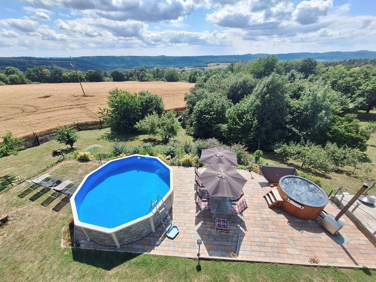 terasa s bazénem a horkým sudem - pohled z balkonu