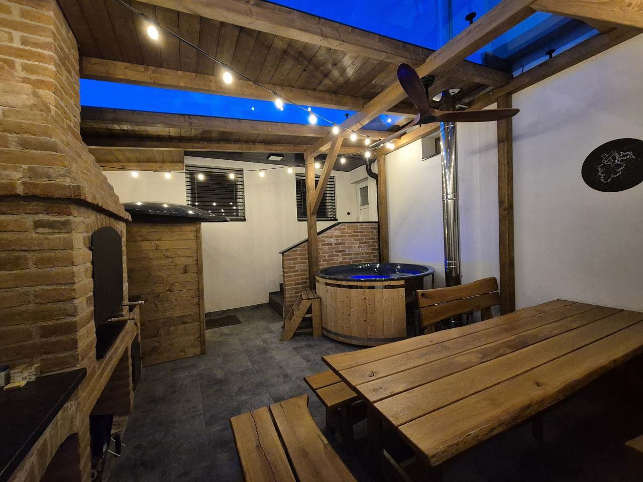 Terasa s krbem, saunou, koupacím sudem a jídelním stolem