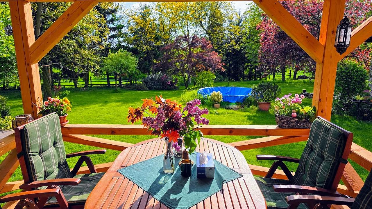 „Terasa s výhledem do zahrady – ideální místo pro snídani, kávu i večerní poseze