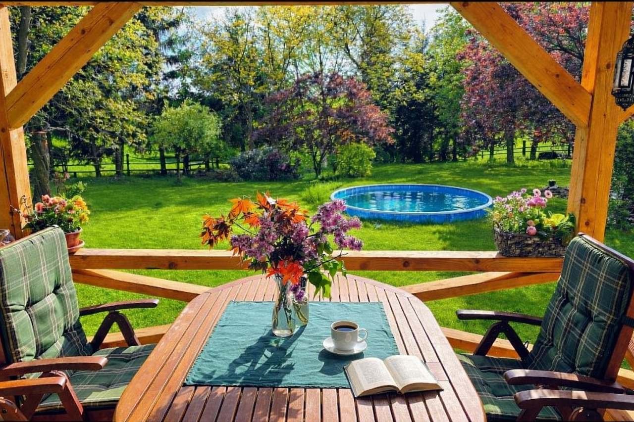 Terasa s výhledem do zahrady. Ideální místo pro snídani, kávu i večerní posezení