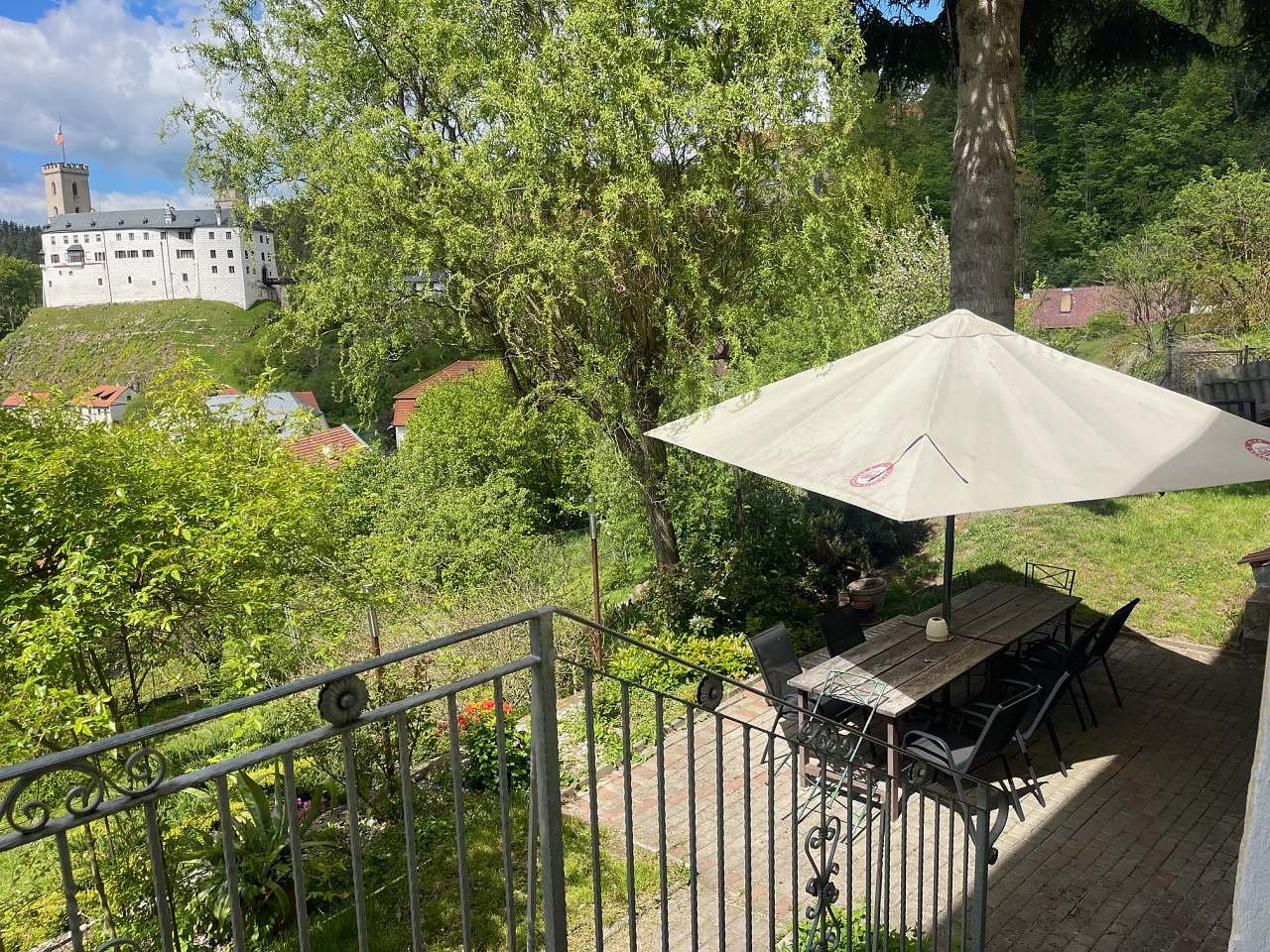 Terasa s výhledem na hrad Rožmberk