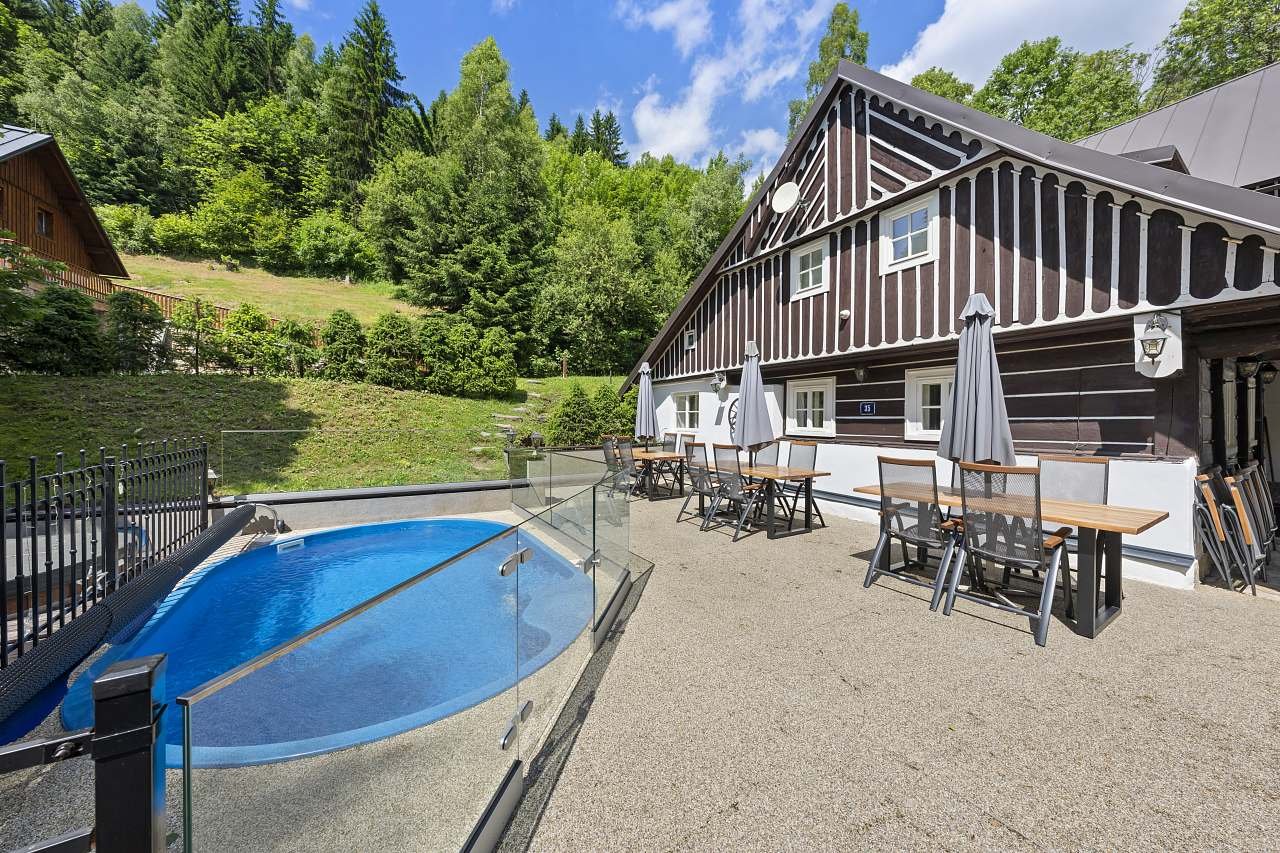 Terasa s vyhřívaným bazénem a oplocením