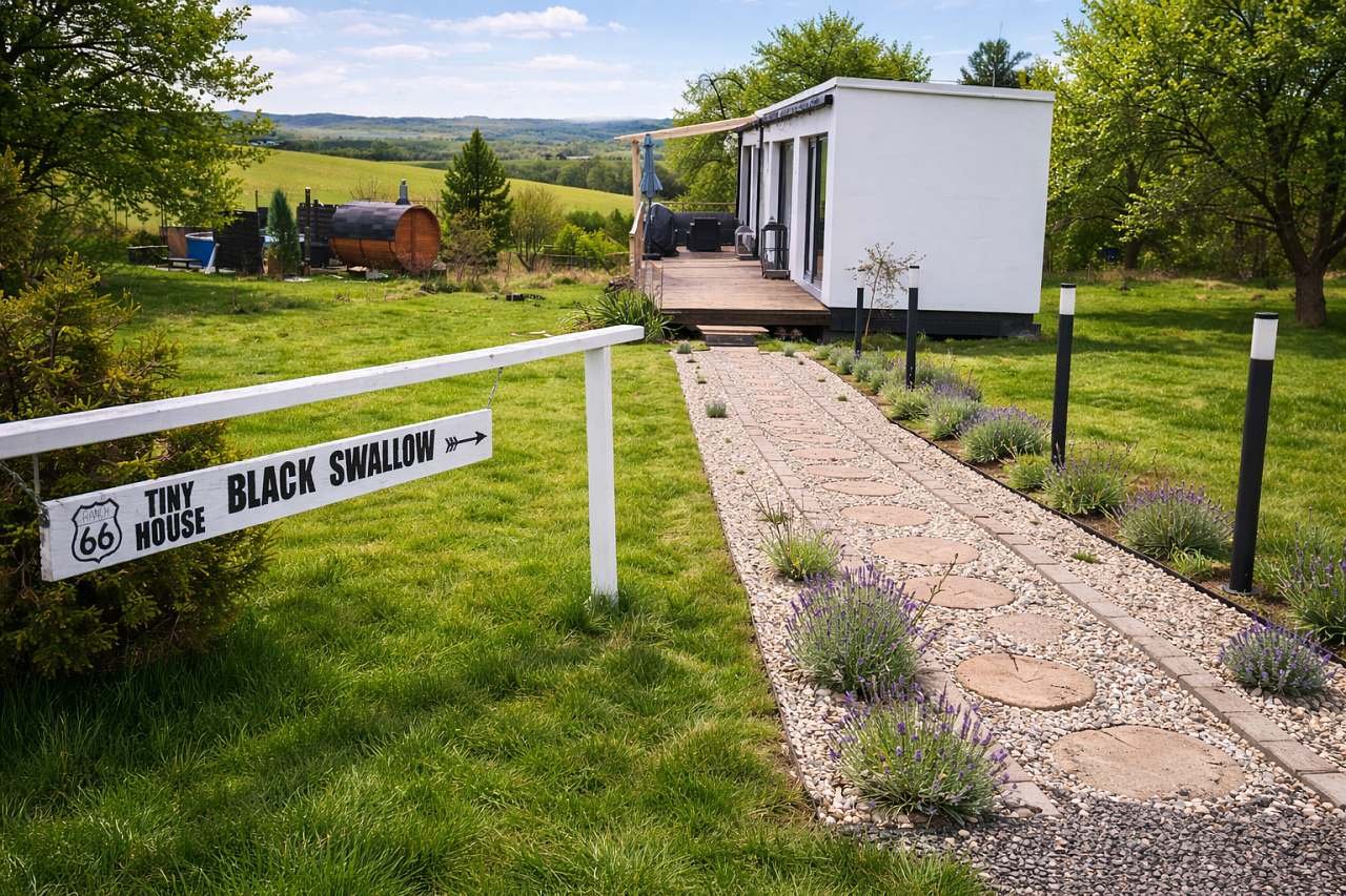 Tiny House Black Swallow s koupacím sudem a saunou