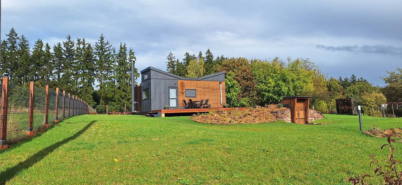 TinyVilla Kumburk od příjezdové silnice