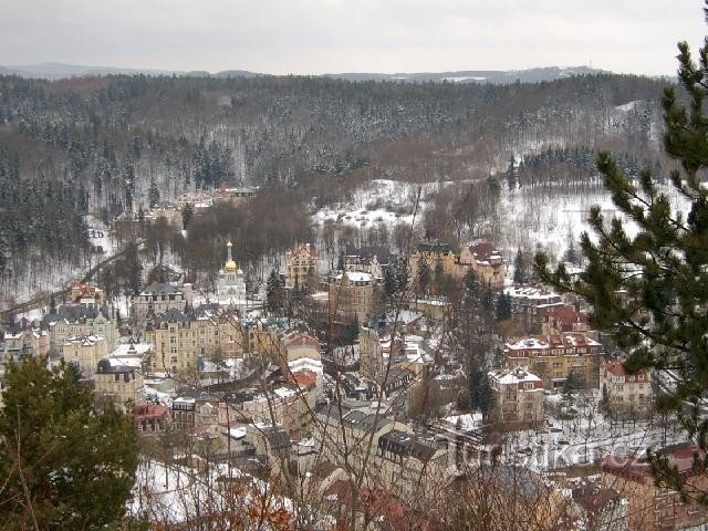 Tři kříže 13: Tři velké dřevěné kříže jsou podobenstvím biblické Golgoty, byly p