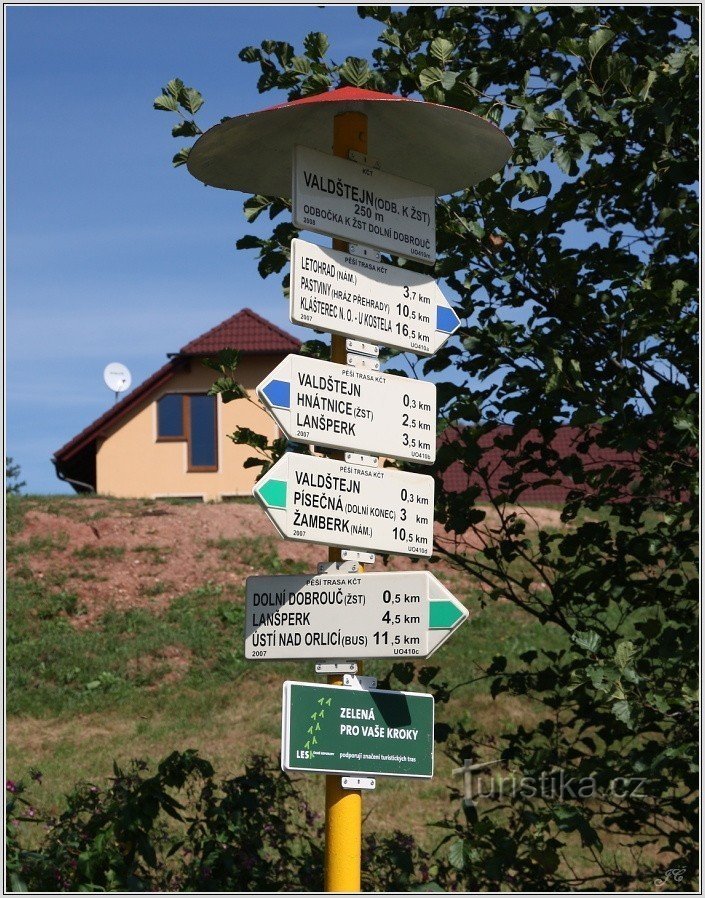Turistické rozcestí Valdštejn, odb. k žst.