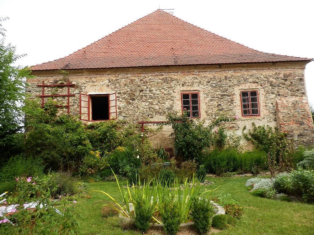 Tvrz Svinná - zahrada-jih