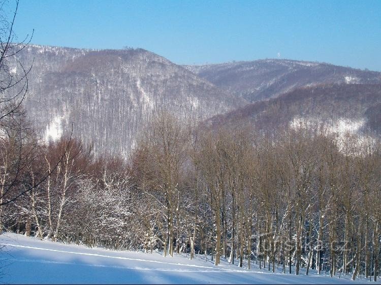 Údolí: Pohled z Rašova do Pekelského údolí uzavřeného Střelnou (vrcholem s vysílačem)