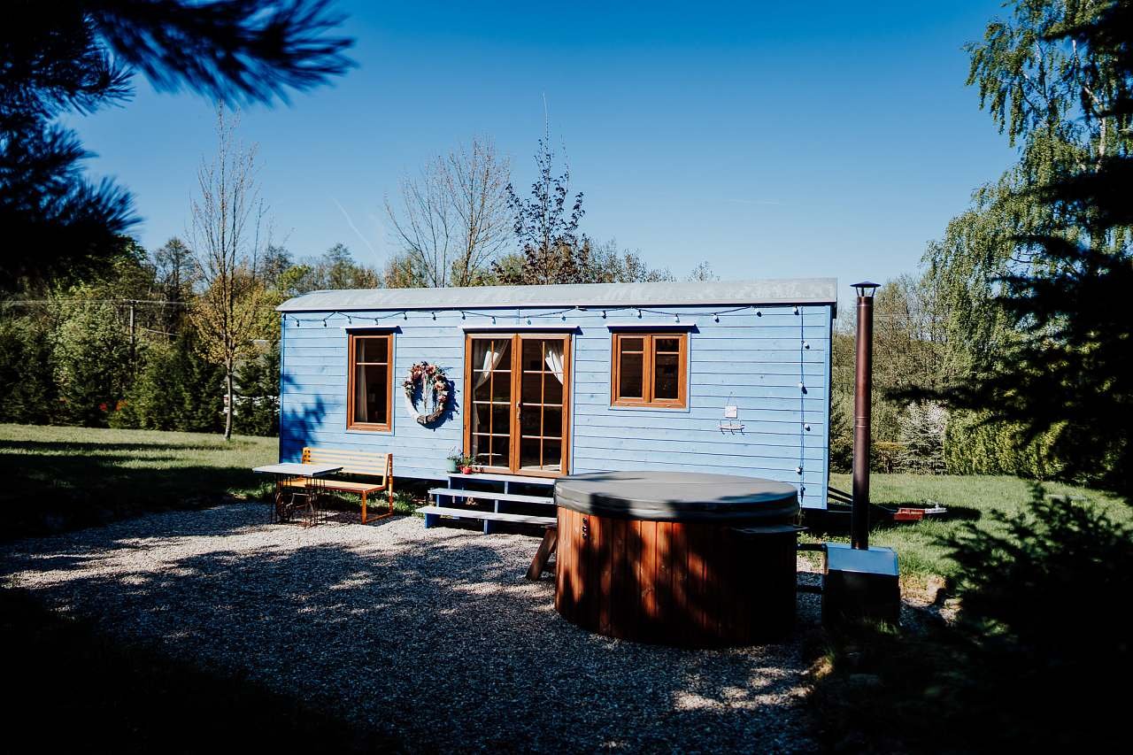 unikátní modrá maringotka umístěná na louce v soukromí