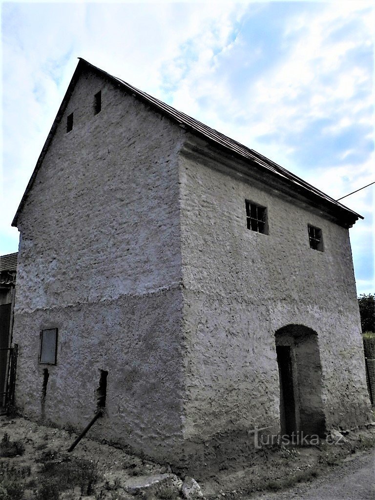 Ústaleč, sýpka