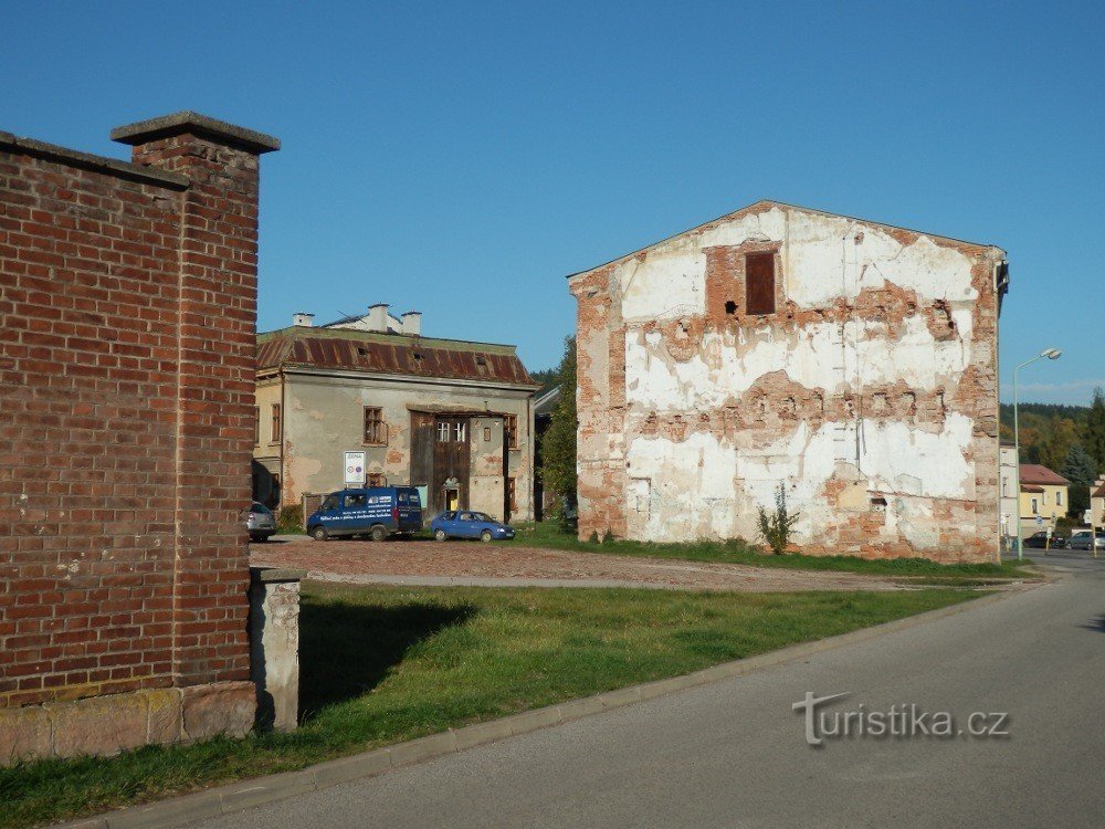 V této proluce stával Měšťanský pivovar do roku 2000