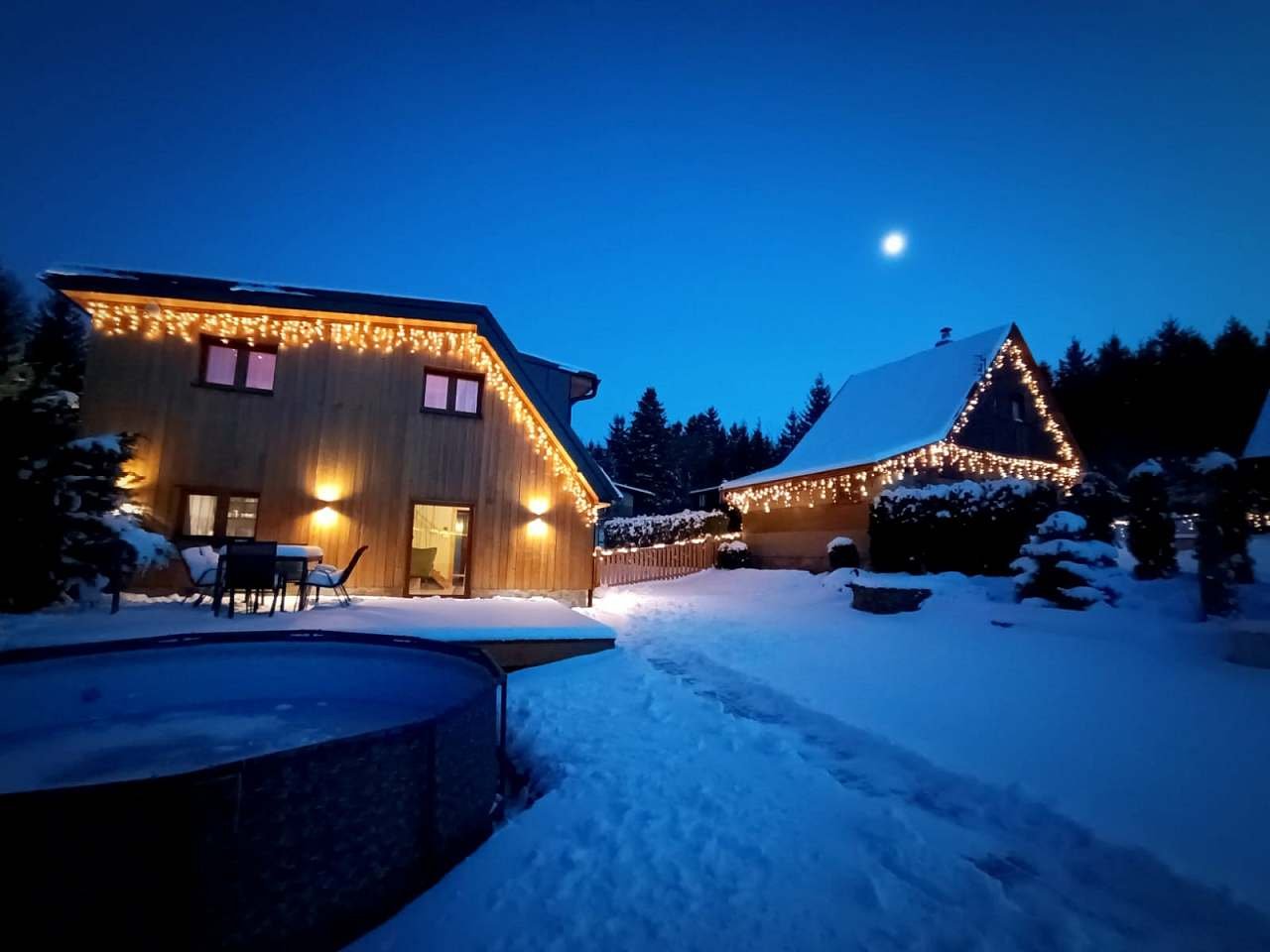 Vánoční výzdoba 2025 - obě chaty