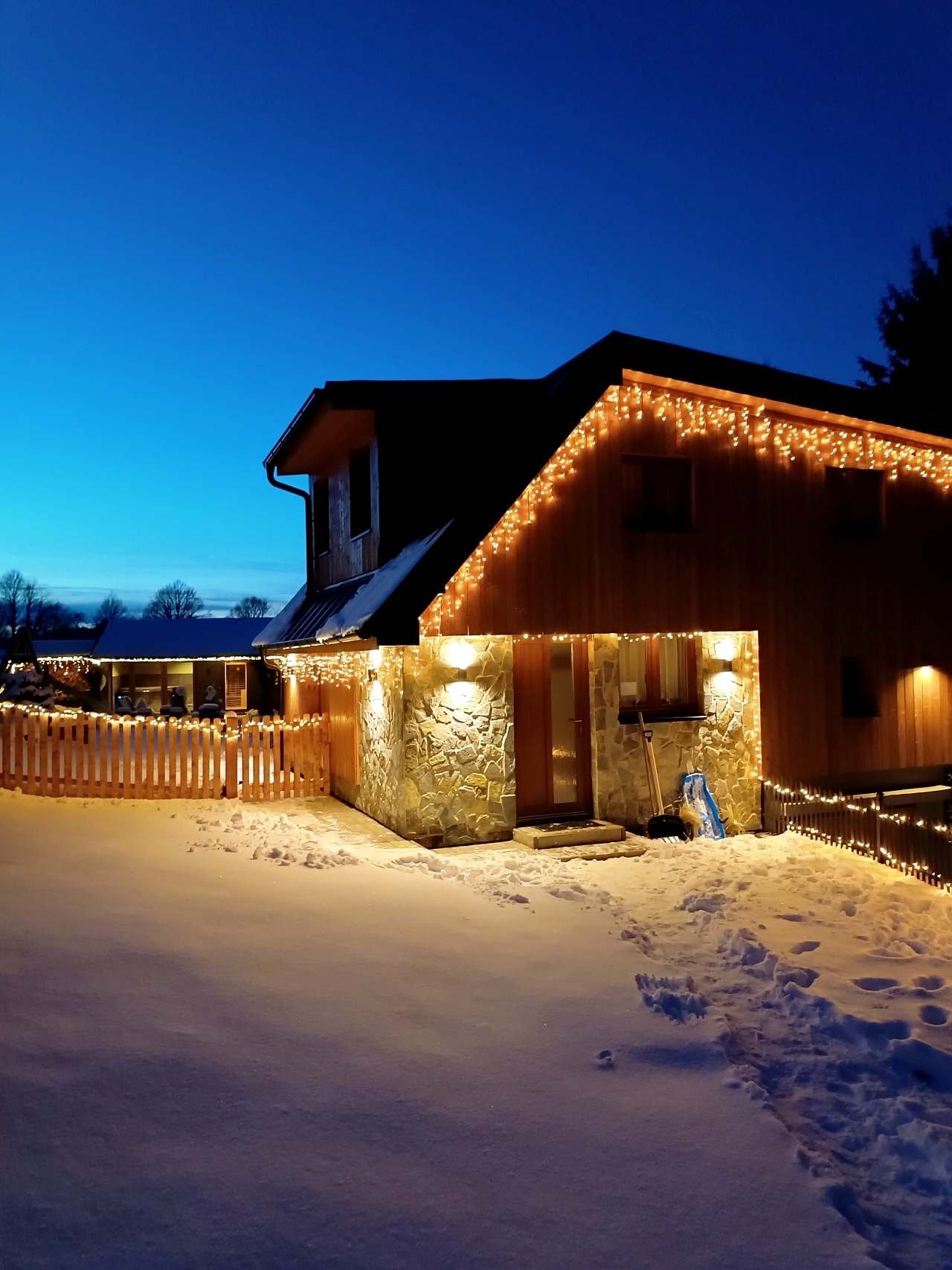 Vánoční výzdoba - fotka zepředu - sníh na konci listopadu