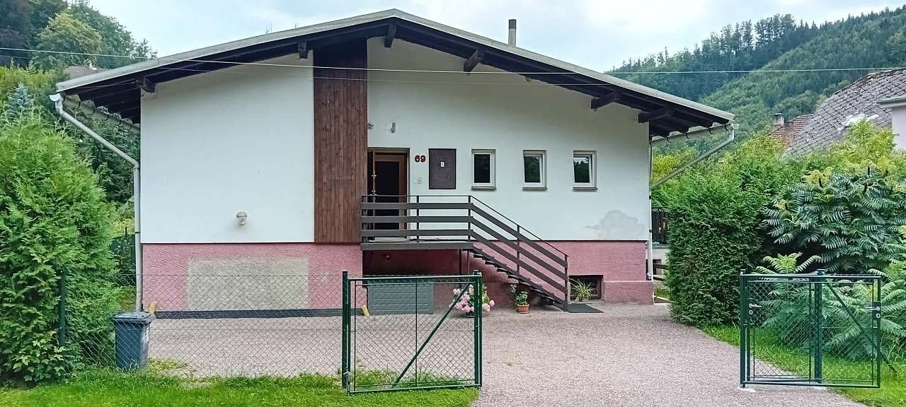 Vchod a parkoviště za bránou