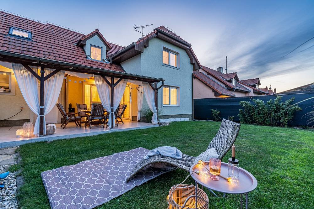 Večerní posezení na zastřešené terase, při skleničce vína / burčáku