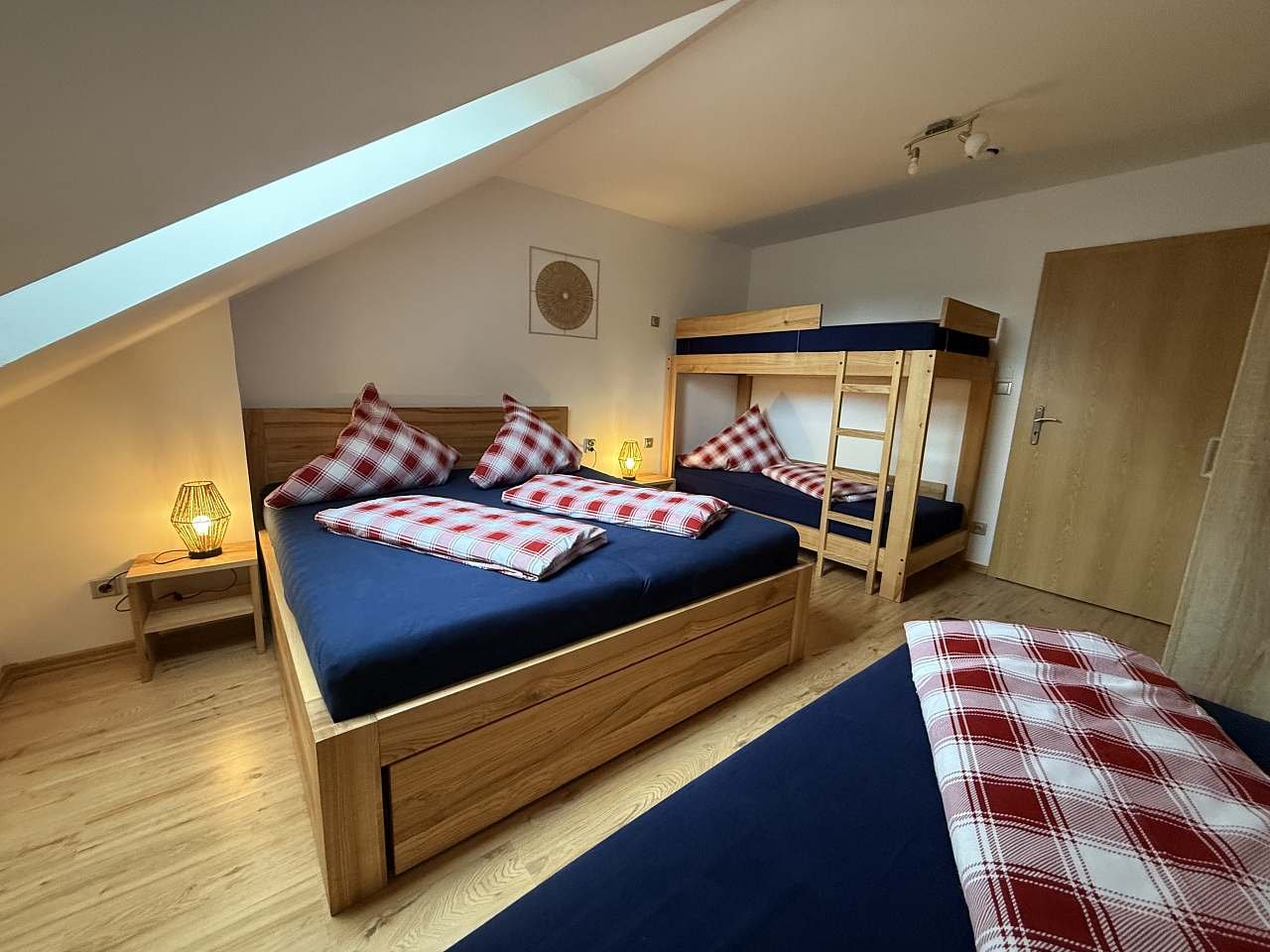 Velká ložnice až pro 5 osob.