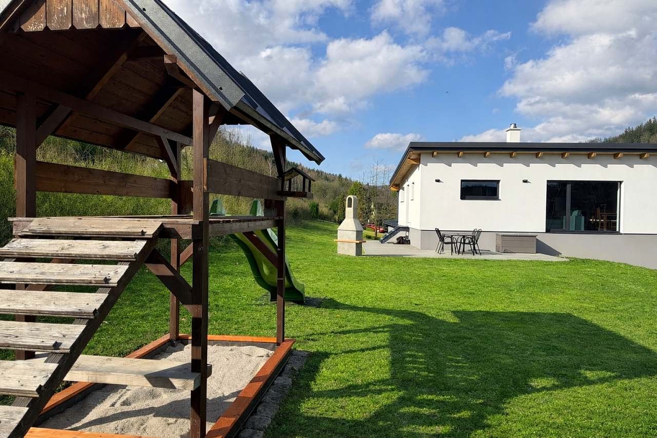 Velká zahrada , skluzavka , písek , domeček, houpačka , gril posezení .