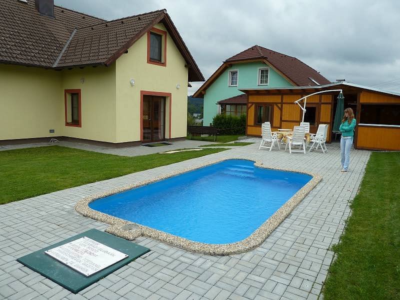 Venkovní bazén u vily