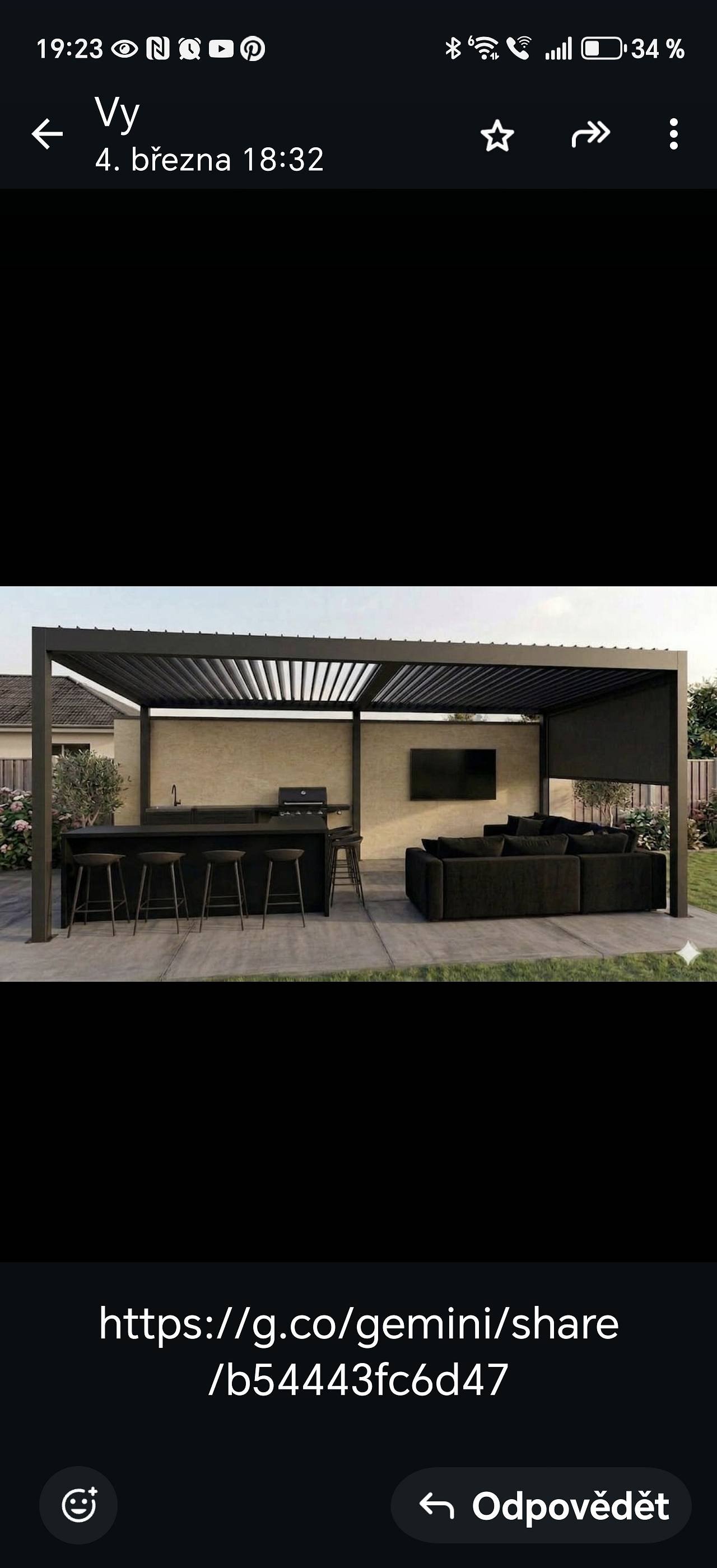 Venkovní kuchyňka s barem pod pergolou