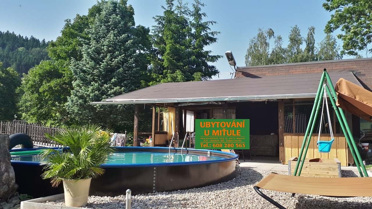 Venkovní pergola s bazénem