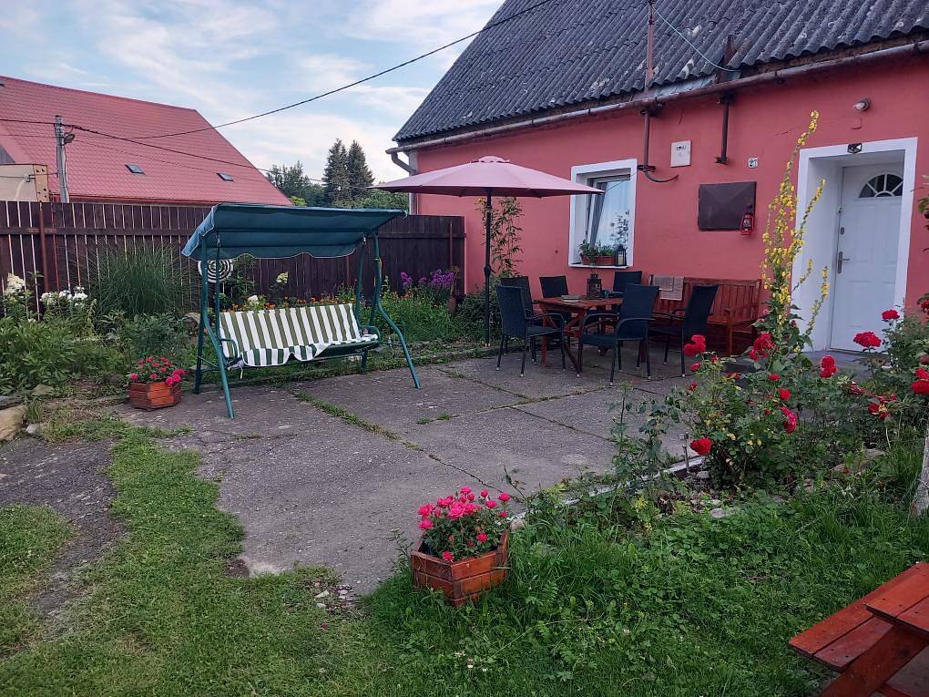 Venkovní posezení před chalupou