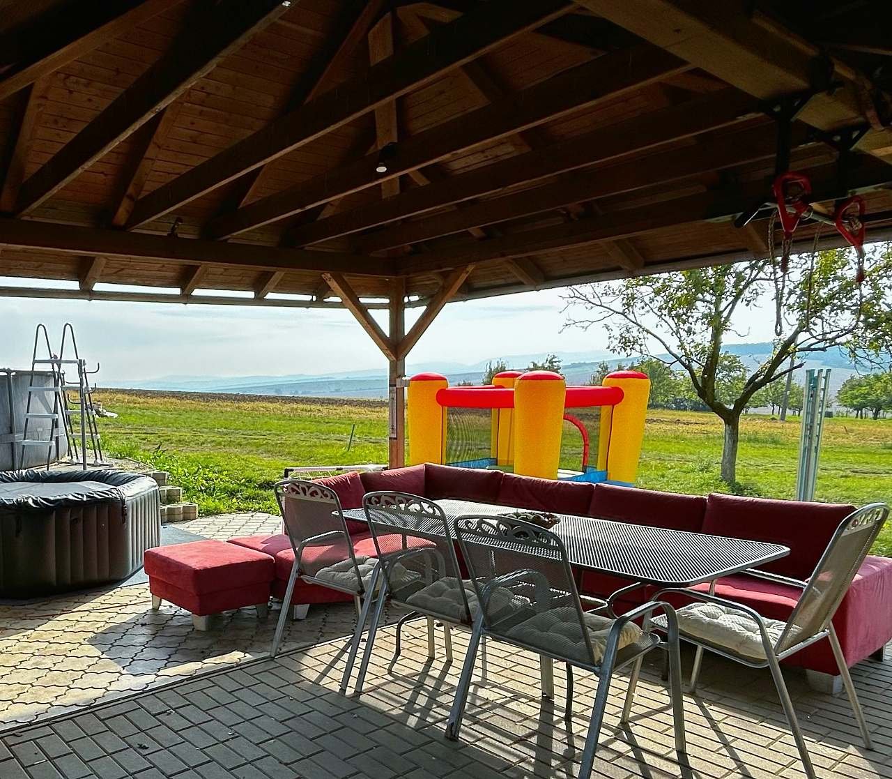 Venkovní posezení v pergole za domem