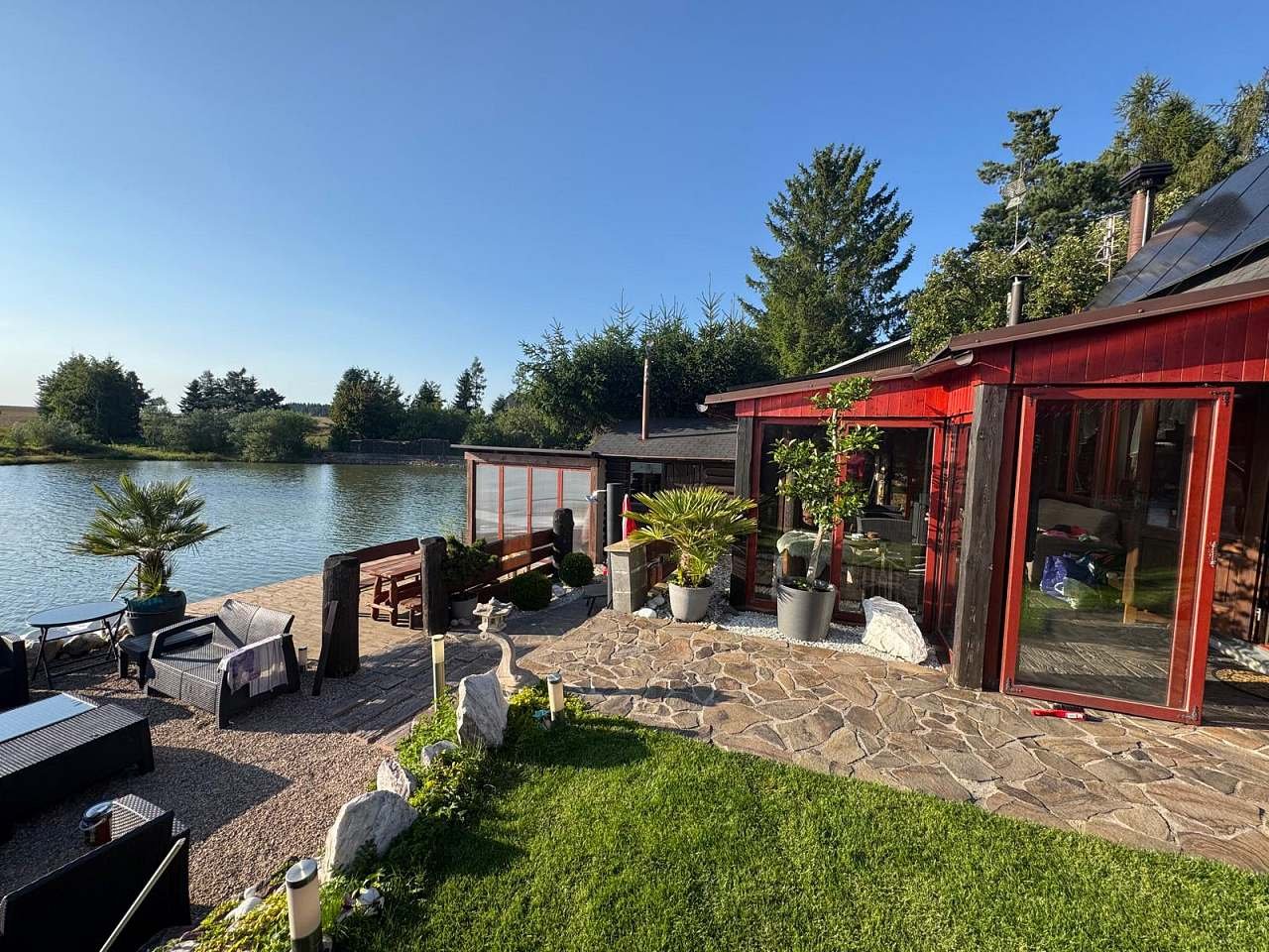 Venkovní terasy, sauna, wellnes a molo