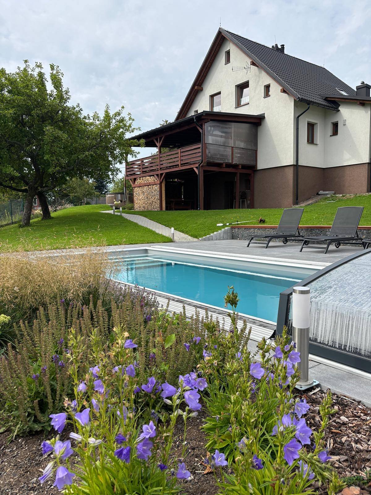 Venkovní vyhřívaný bazén