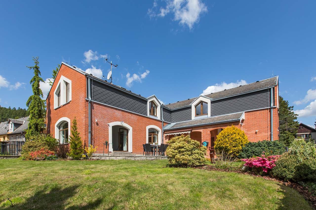 Vila Adalbert - pohled ze zahrady na dům a terasu