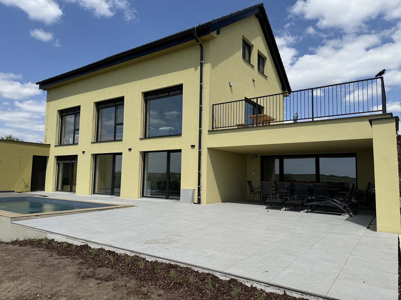 Vila Peřina - Pohled k bazénu/terase