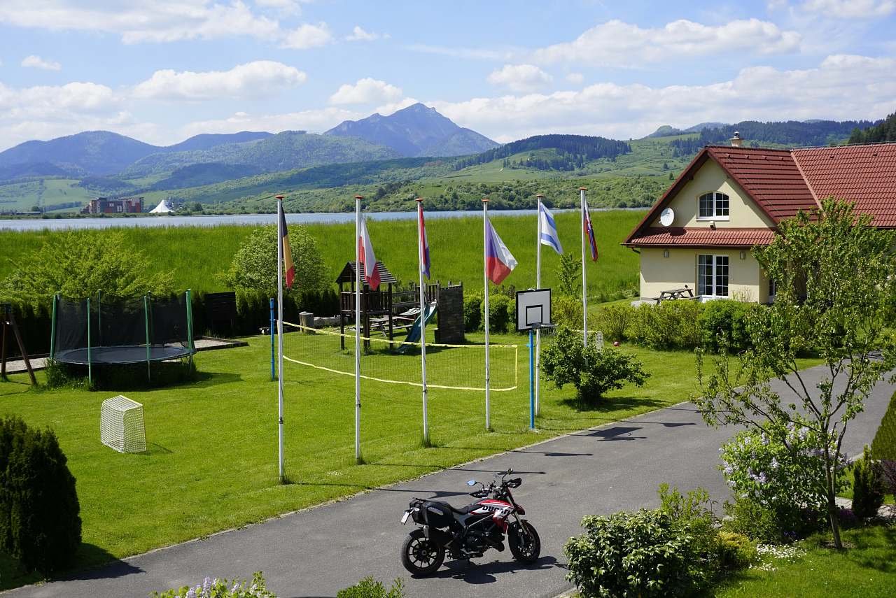 Villapark Vlašky ihrisko, basket, voley, trampolina, petanque, ohnisko, sipky