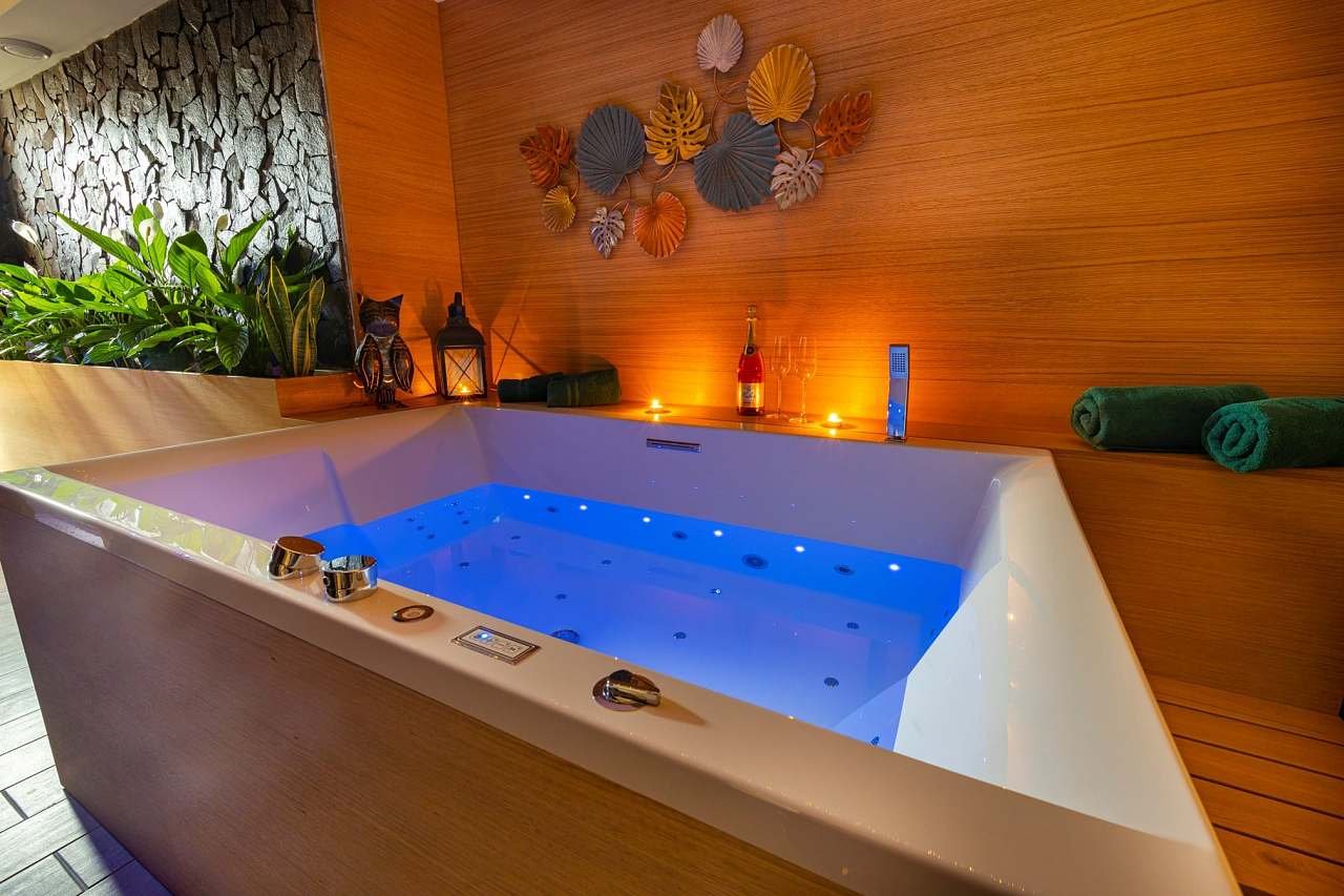 vírivka s masážnymi tryskami a bublinkami + colour terapia