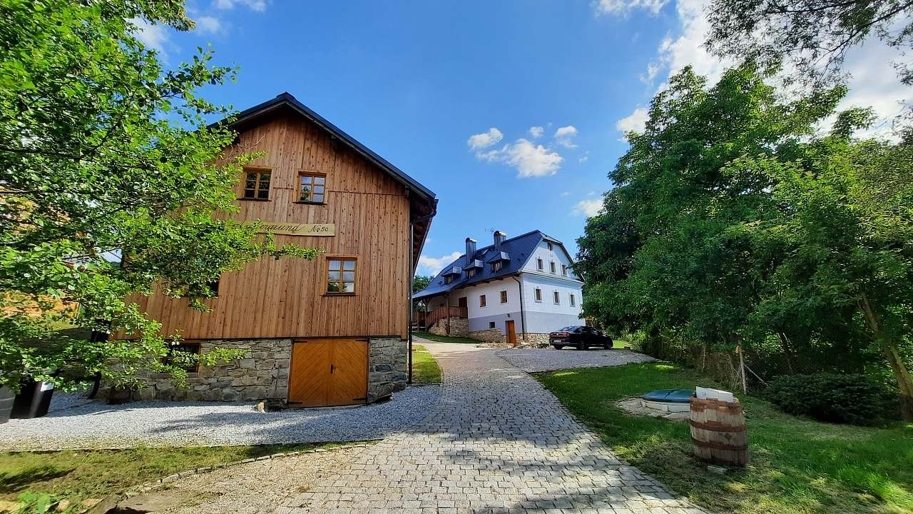 Vjezd do Sudetského gruntu - vlevo stodola a vpravo dům