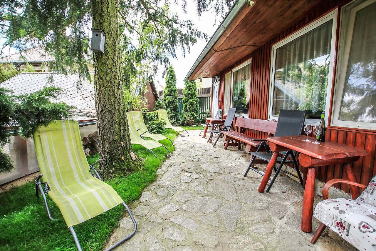 Vstup do pokoje č.3 a č.2, a posezení před pokojem