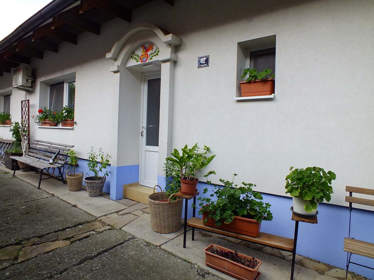 Vstup do ubytování ze dvora - jaro