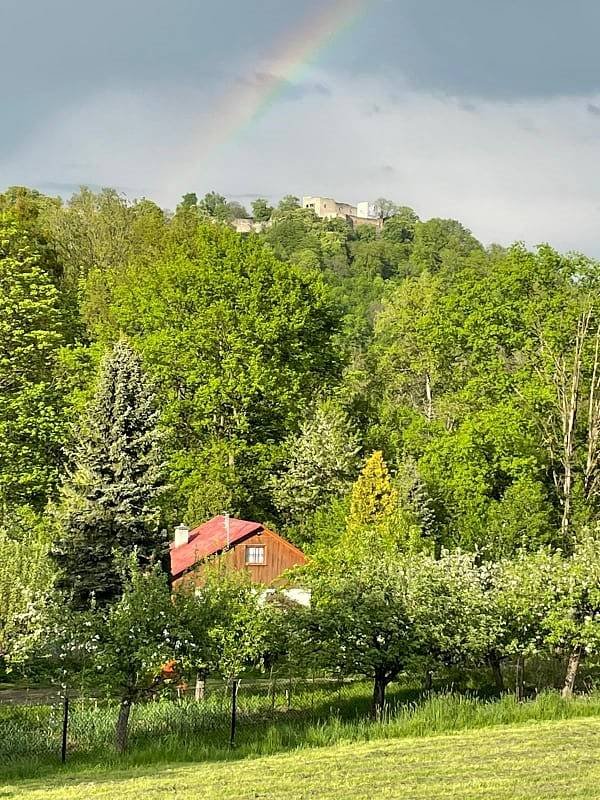 Výhled z chaty na hrad