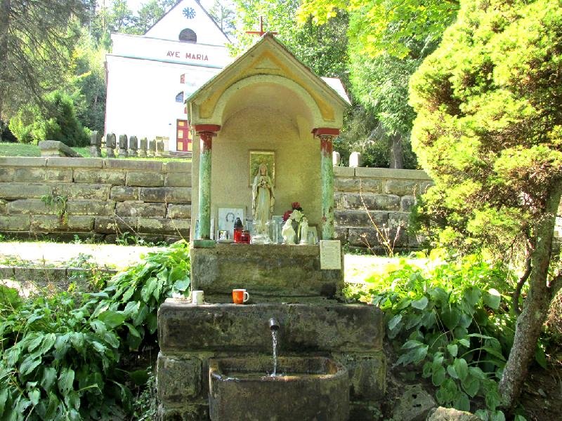 výklenková kaple u kaple Panny Marie Pomocné